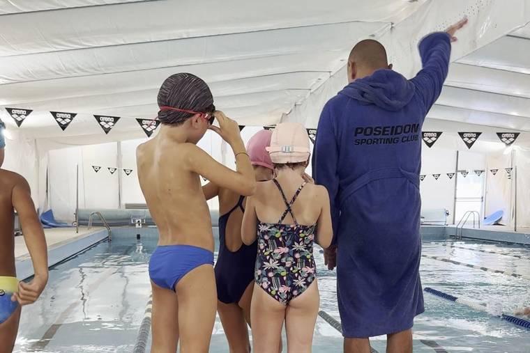 Bambini con un istruttore nella piscina del Poseidon
