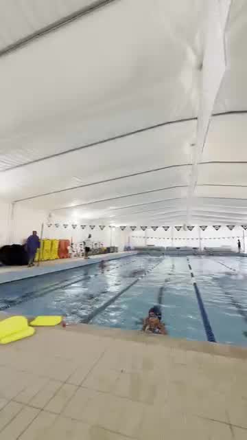 Le corsie della piscina coperta