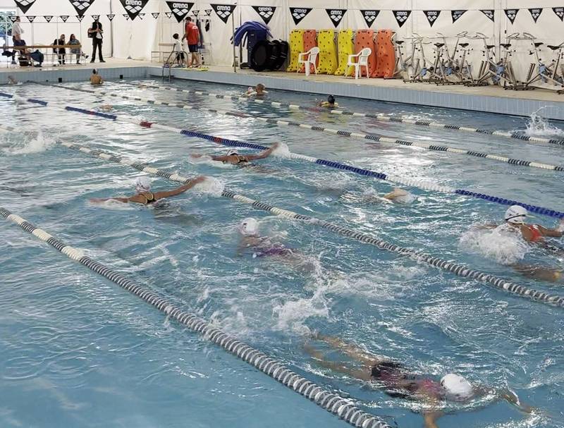 Bambini durante la lezione di nuoto nella piscina del Poseidon